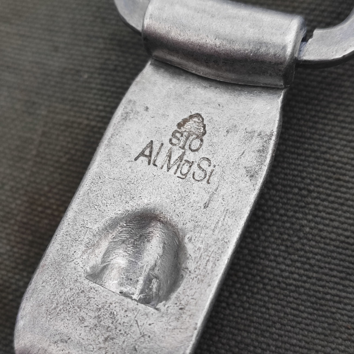 Front alu hook for Y-strap